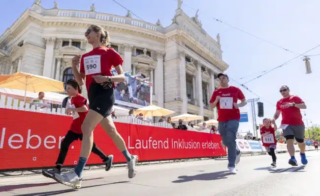 Teilnehmer am Coca-Cola Inclusion Run 2026 am VCM-Wochenende vor dem Wiener Burgtheater