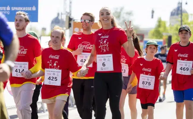 Gruppe von Läuferinnen und Läufern beim Inclusion Run auf der Wiener Ringstraße