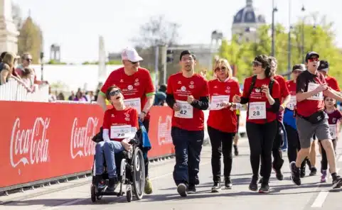 Teilnehmerinnen und Teilnehmer beim Coca-Cola Inclusion Run auf der Ringstraße