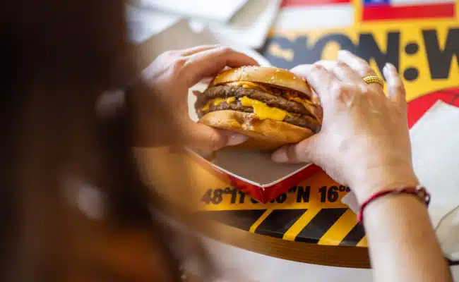 Double Royal Maple BBQ Bacon Burger aus Kanada im Rahmen der Mission World Menu Kampagne von McDonald’s Österreic