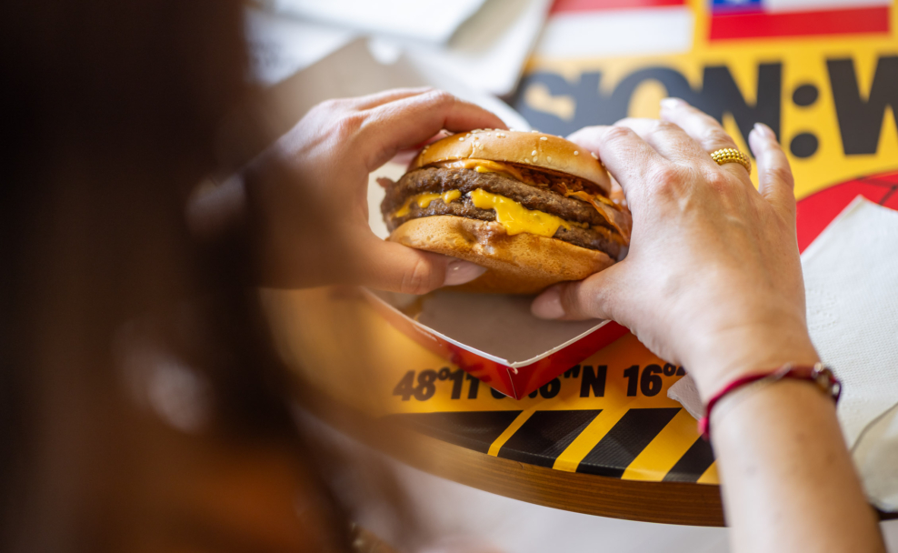 Double Royal Maple BBQ Bacon Burger aus Kanada im Rahmen der Mission World Menu Kampagne von McDonald’s Österreic