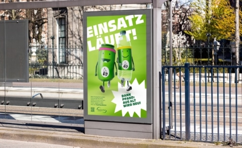 Citylight-Plakat der Pfandkampagne „Einsatz läuft!“ an einer Haltestelle