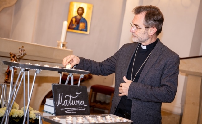 In Kirchen werden Kerzen für angemeldete Prüfungstage entzündet – als Zeichen des Gebets.