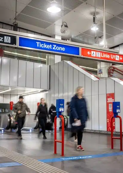 Blaue Linie am Boden trennt Durchgangsbereich von Ticketzone in Wiener U-Bahn