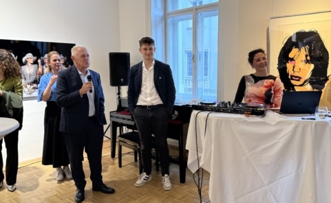 Galerist Gerald Hartinger spricht bei UNICEF NextGen Fundraising-Abend in der Galerie Hartinger Wien