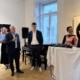Galerist Gerald Hartinger spricht bei UNICEF NextGen Fundraising-Abend in der Galerie Hartinger Wien