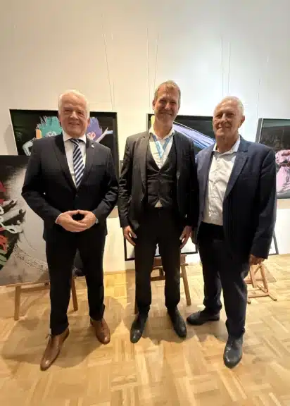 Hartwig Hämmerle, Christoph Jünger und Gerald Hartinger vor Kunstwerken bei UNICEF NextGen Charity-Abend in Wien