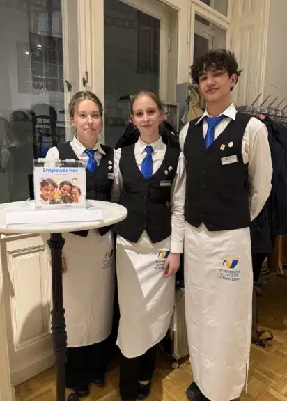 Drei Schüler der Tourismusschule Semmering beim ehrenamtlichen Einsatz bei UNICEF NextGen Veranstaltung