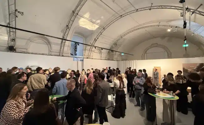 Gäste beim Meet & Mingle vor Beginn der Young Lions Veranstaltung im designforum Wien