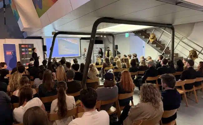 Vertreter von CCA, ORF-Enterprise und RTL AdAlliance halten Ansprachen vor sitzendem Publikum bei Young Lions 2026