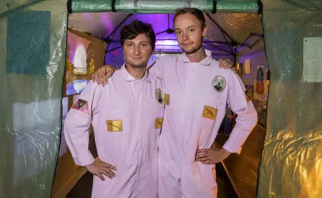 Lee Pivnik und Nicolas Baird vom Institute of Queer Ecology in einem Porträtfoto zur Klima Biennale Wien 2026