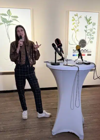 Kuratorin Sophie Haslinger spricht bei einer Präsentation vor Werken der Ausstellung „Seeds“ im KunstHausWien