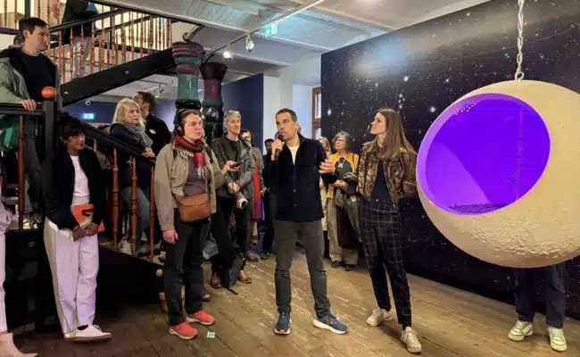 Christian Kosmas Mayer erklärt seine Installation im KunstHausWien