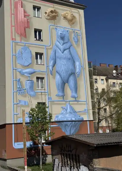 Großformatiges Mural des Künstlerduos NEVERCREW an einer Hausfassade in der Baumgasse im 3. Bezirk in Wien