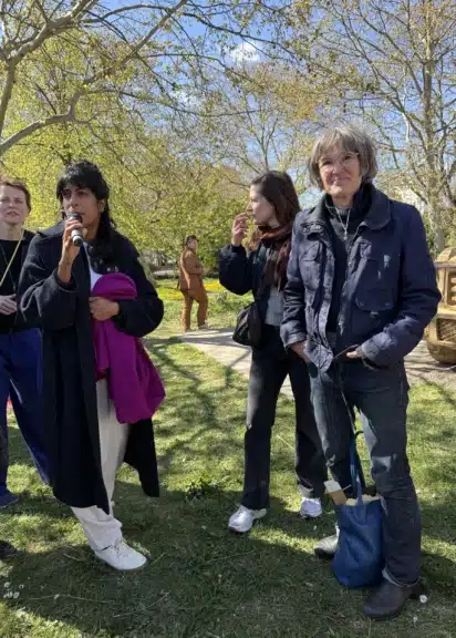 Künstlerin Folke Köbberling bei ihrem Kunstwerk im Stadtraum der Klima Biennale Wien 2026