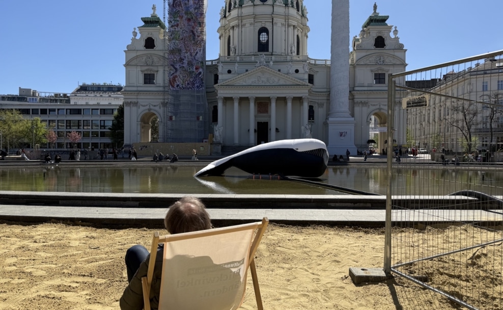 Installation „Kaorle“ von Margot Pilz mit Wal im Wasserbecken vor der Karlskirche in Wien