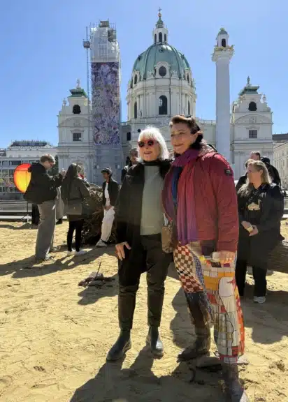 Margot Pilz und Veronica Kaup-Hasler vor der Karlskirche am Karlsplatz bei einer Installation der Klima Biennale Wien 2026