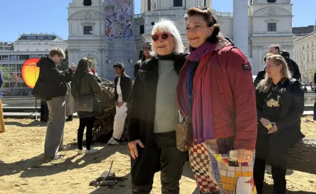 Margot Pilz und Veronica Kaup-Hasler vor der Karlskirche am Karlsplatz bei einer Installation der Klima Biennale Wien 2026