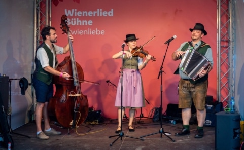 Volksmusikduo Knopf & Streich bei einem Auftritt mit Wienerlied und alpenländischer Musik