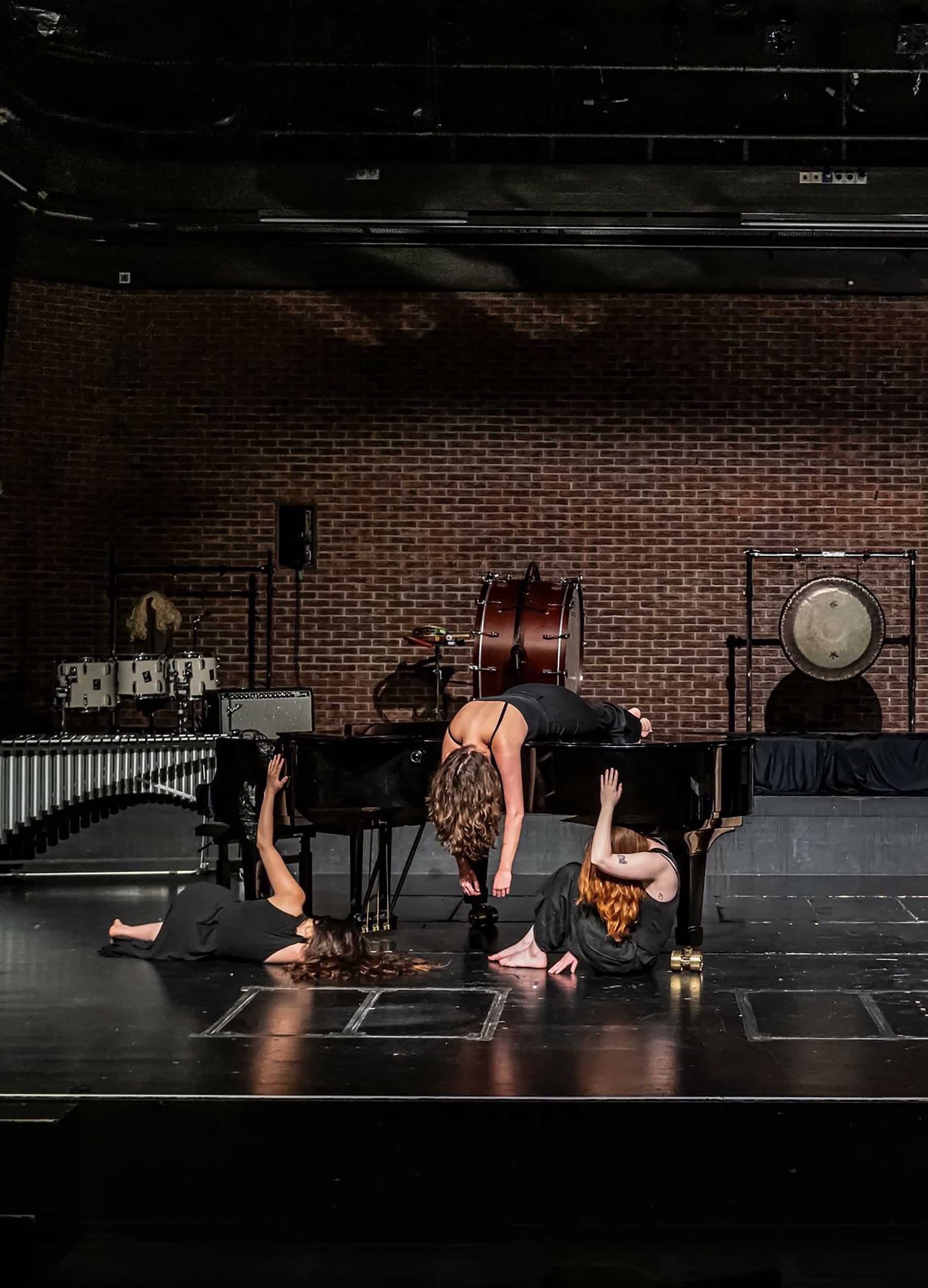 Darstellerinnen in einer Szene aus „Les Deux“ der Neuen Oper Wien während der Aufführungsserie in Wien