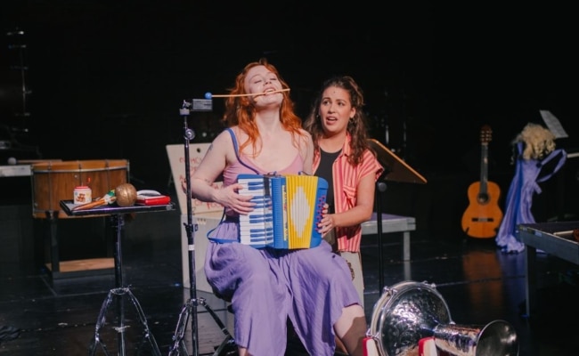 Szene aus der Musiktheater-Performance „Les Deux“ der Neuen Oper Wien, , die im Rahmen der Hotspot-NOW-Reihe unter anderem im WUK Wien gezeigt wird.