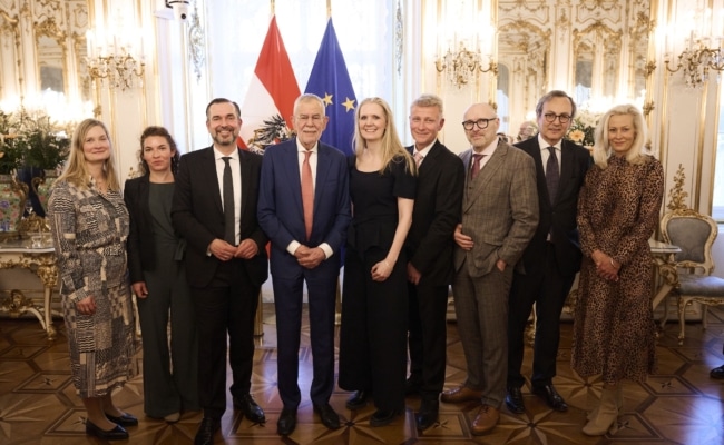 Bundespräsident Alexander Van der Bellen mit Gastgeber und APA-CEO Clemens Pig sowie Top-Repräsentant:innen der globalen Nachrichtenagenturbranche anlässlich der 40. MINDS-Konferenz im April 2026 in Wien.