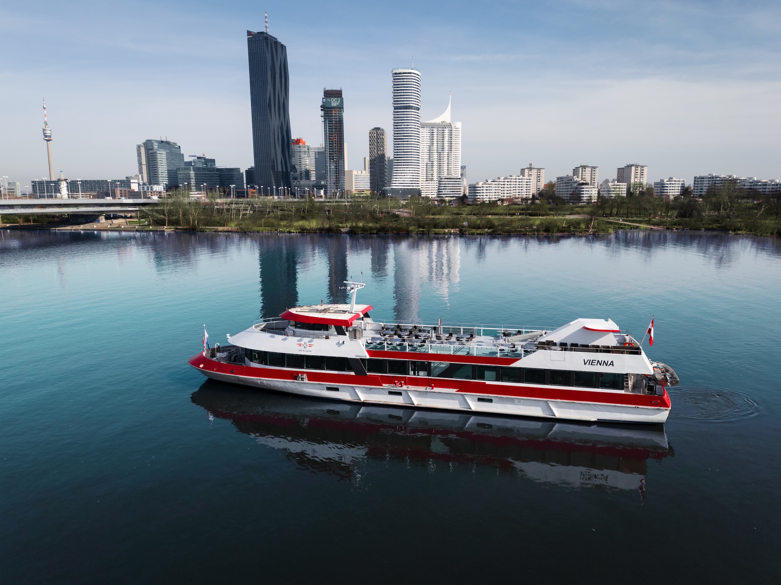Die MS Vienna ist ein modernes Ausflugsschiff der DDSG Blue Danube, das hauptsächlich für Sightseeing-Touren auf der Donau in Wien eingesetzt wird.