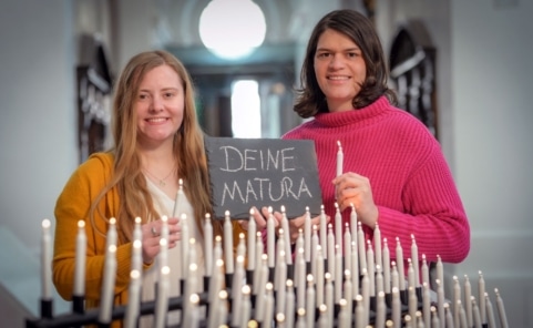 Frauen mit Kerzen beim Maturasegen in Österreich als Vorbereitung auf die Matura