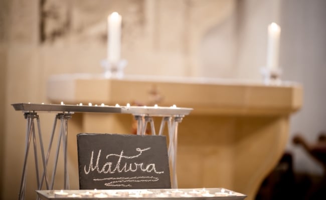 Kerzenständer mit Schild Matura als Symbol für den Maturasegen in Österreich