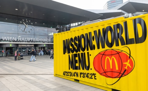 Gelber Mission World Menu Container von McDonald’s am Wiener Hauptbahnhof Wien als Kampagneninstallation
