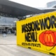 Gelber Mission World Menu Container von McDonald’s am Wiener Hauptbahnhof Wien als Kampagneninstallation