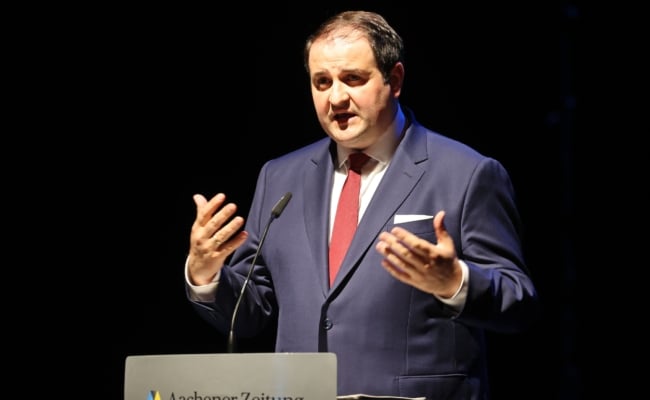 NRW-Medienminister Nathanael Liminski präsentiert ein Projekt zu personalisierten KI Nachrichten für Regionalverlage