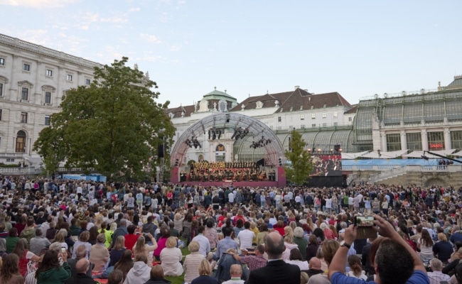 Publikum bei Open-Air-Oper im Burggarten im Rahmen der Spielzeit Staatsoper