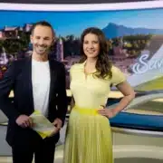 Judith Nagiller und Gerald Schober gemeinsam im Studio des ServusTV-Magazins „Servus um 3“