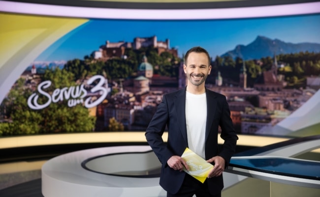 Gerald Schober im Studio des ServusTV-Nachmittagsmagazins „Servus um 3“