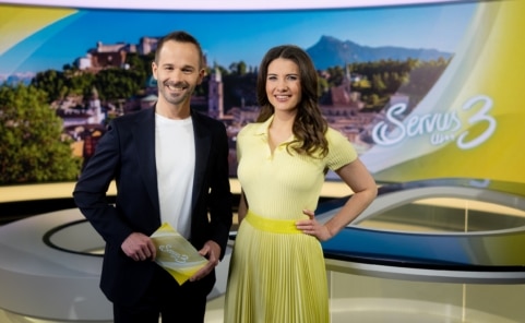 Judith Nagiller und Gerald Schober gemeinsam im Studio des ServusTV-Magazins „Servus um 3“