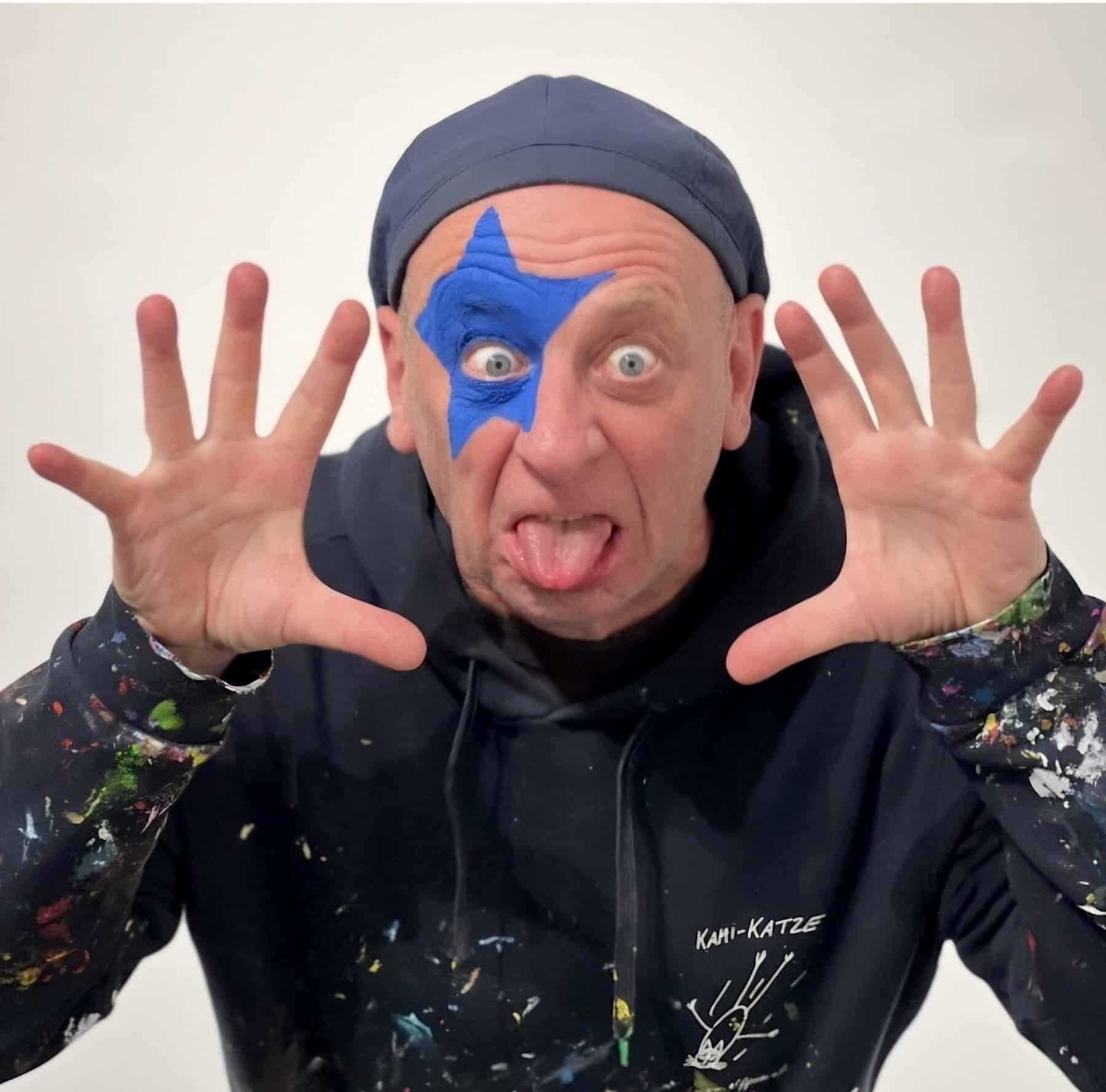 Alf Poier als Cosmo mit blauer Stern-Schminke vor Vernissage in Wien