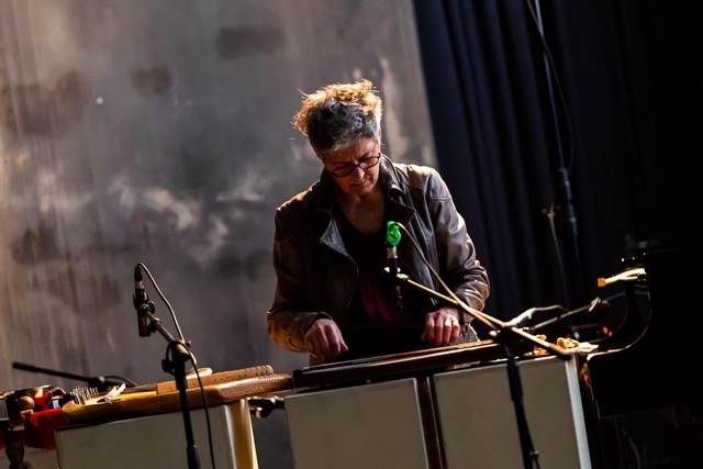 Sylvia Bruckner an der Zither bei "Wien Modern" 2024