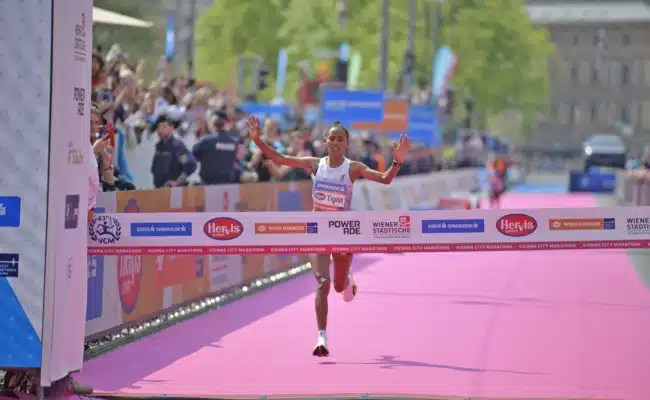 Tigist Gezahagn beim Zieleinlauf des Vienna City Marathon 2026 vor dem Burgtheater in Wien
