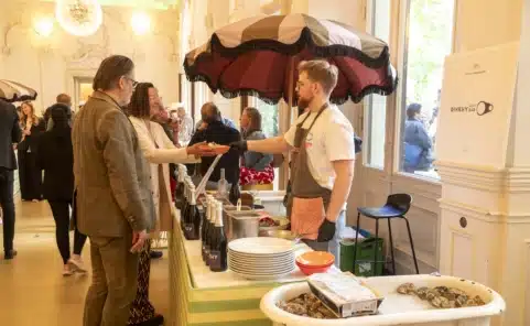 Champagner-Verkostung im VIENNABallhaus Wien mit Gästen im Innenbereich