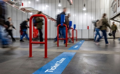 Blaue Bodenmarkierung in Wiener U-Bahn-Station soll schwarzfahren erschweren