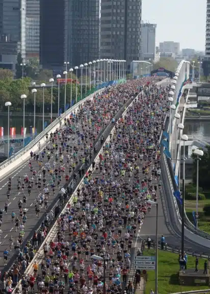 Großes Teilnehmerfeld beim Vienna City Marathon 2026 auf der Strecke durch Wien
