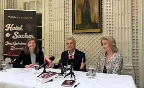 Thomas Brezina präsentiert sein neues Buch Hotel Sacher Zimmer 313 im Beisein von Hotelchefin Elisabeth Gürtler und Andrea Heumann, Geschäftsführerin von Thalia Österreich.