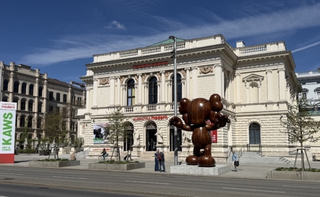 KAWS Skulptur vor der Albertina Modern Wien während der Ausstellung von April bis September 2026