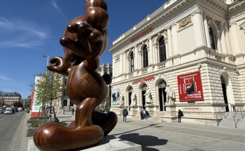 KAWS Figur vor der Albertina Modern in Wien am Karlsplatz