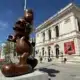 KAWS Figur vor der Albertina Modern in Wien am Karlsplatz