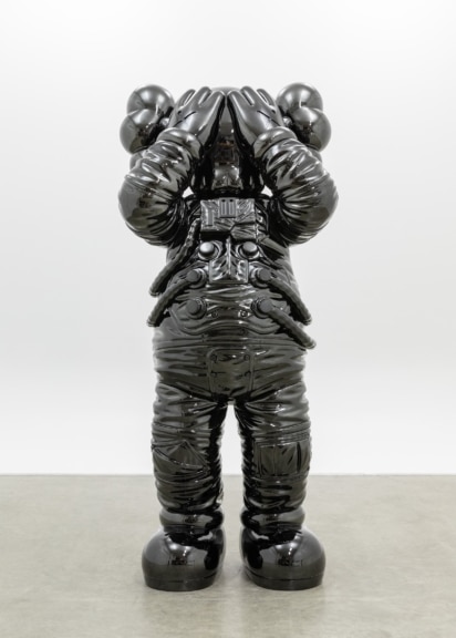 Skulptur SPACE von KAWS aus rostfreiem Stahl in der Ausstellung Art & Comix