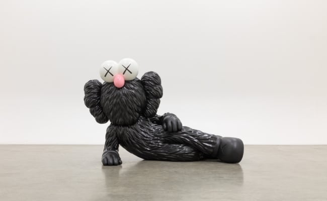 Bronzeskulptur TIME OFF von KAWS in liegender Haltung