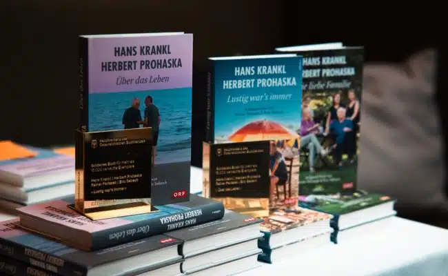 Die drei Bücher von Krankl und Prohaska auf einem Tisch ausgestellt