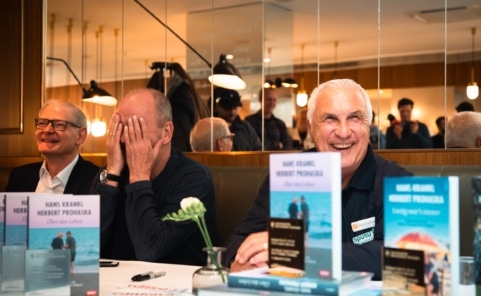 Hans Krankl und Herbert Prohaska lachen bei der Platinbuch-Verleihung in Wien
